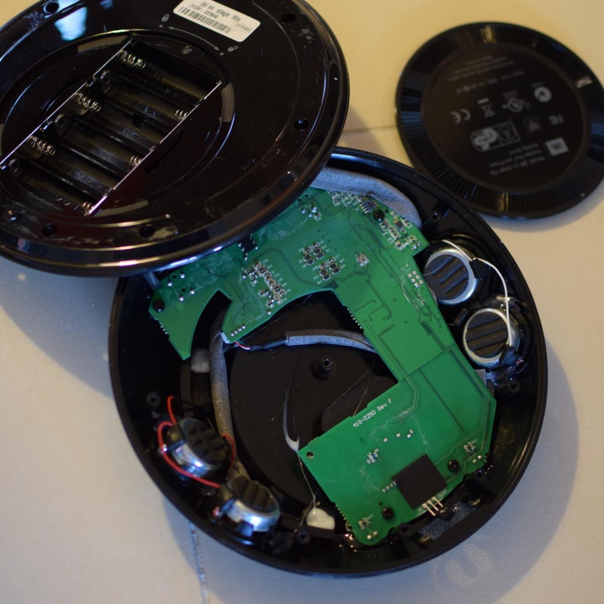 Sobald alle Schrauben gelöst sind, lässt sich das Gehäust problemlos auseinander nehmen. Da sich die Platine nicht so einfach entnehmen lässt, musste ich die Schrauben dort setzen, wo sie die Plattform nicht verdeckt.